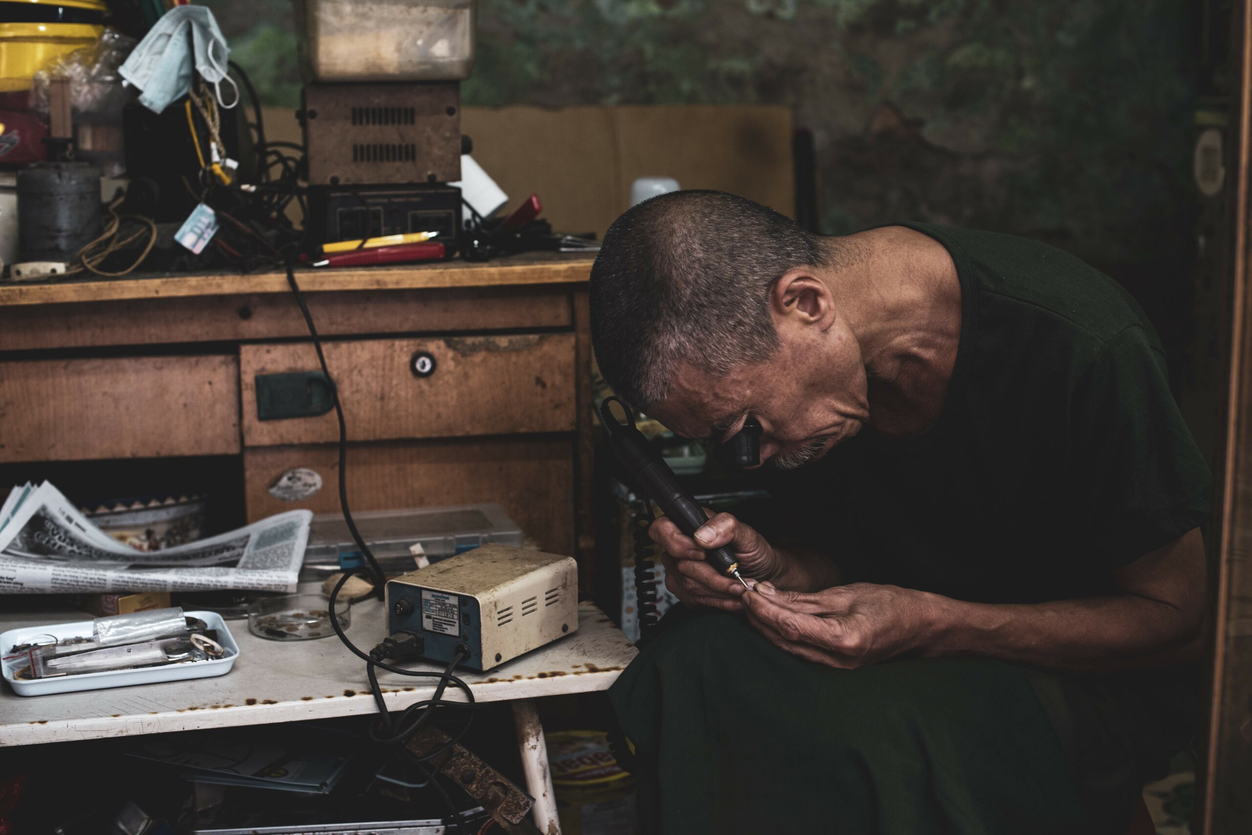 orologiaio mentre lavora nella sua bottega dell'old quarter di Hanoi